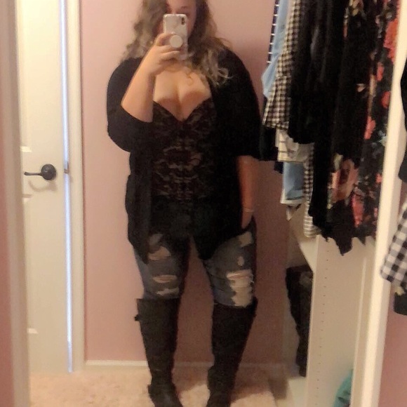 MEET YOUR POSHER | Becca - Picture 5 of 5